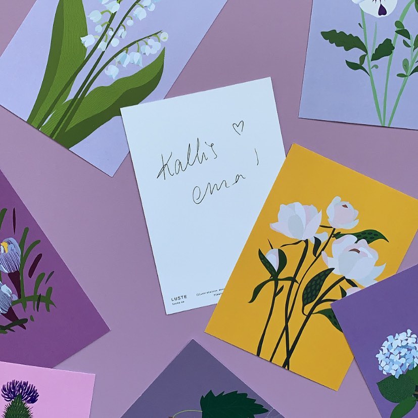 Emadepäev on juba sellel pühapäeval, 8. mail. Ära emadepäevaks lilli unusta! 🌸

Laia valiku taimeillustratsioonidega postkaarte leiad meie e-poest.
Disainitud ja toodetud Eestis.
👉🏻luste.ee

#minuluste #emadepäev #lilledemale #eestidisain #estoniandesign #artillustration #floraldesign